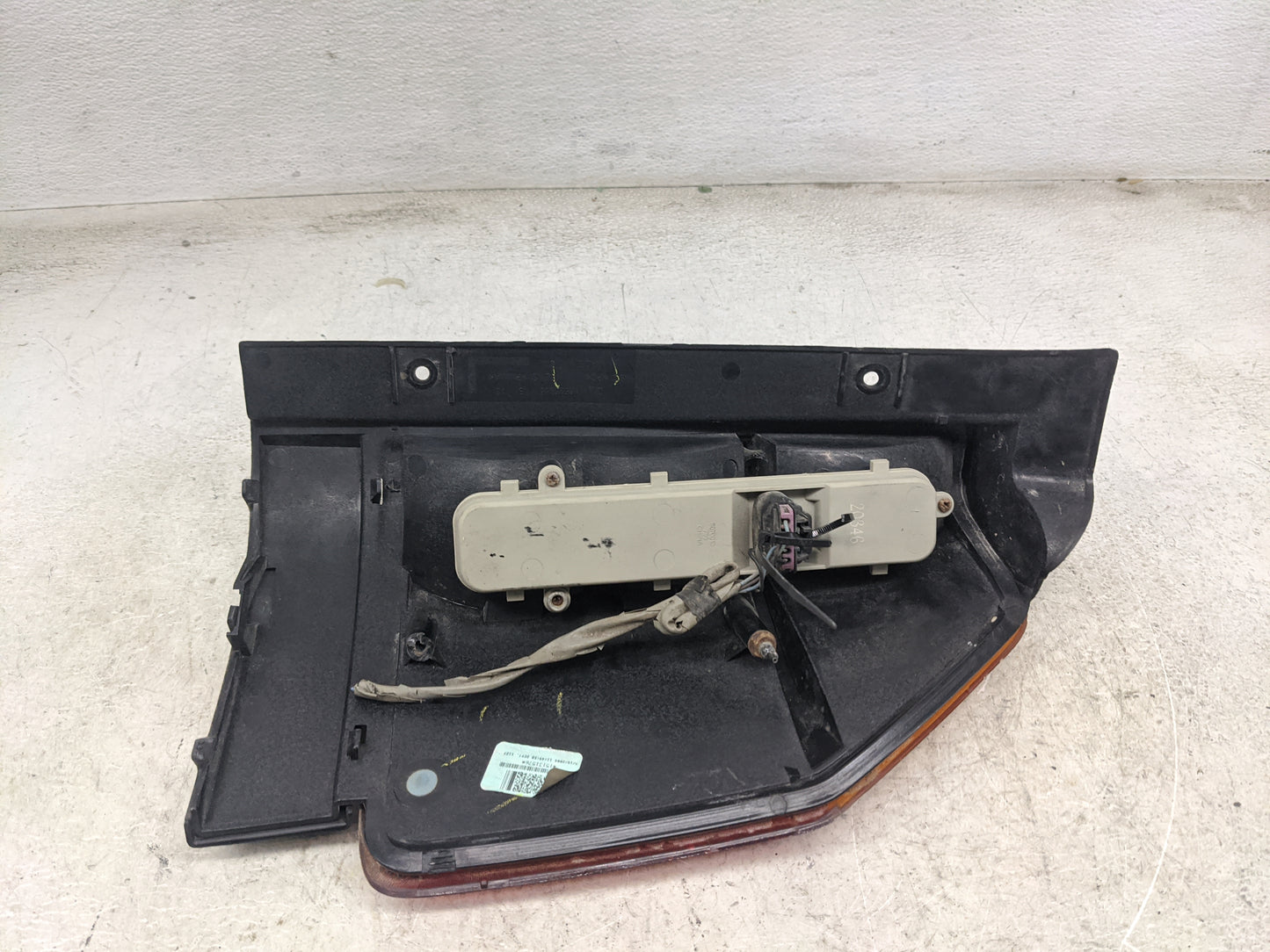 2002-2009 Gmc Envoy Tail Light Assembly Driver Left OEM Fits Fits 2002 2003 2004 2005 2006 2007 2008 2009 OEM Used Auto Part