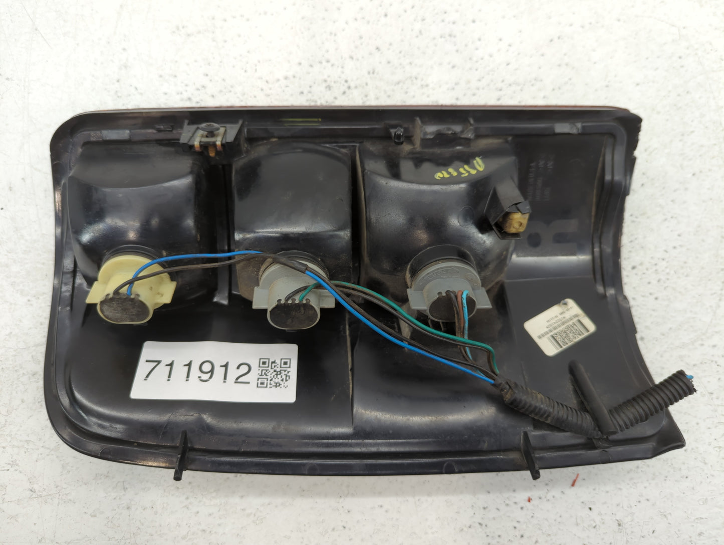 2004-2006 Gmc Yukon Xl 1500 Tail Light Assembly Passenger Right OEM P/N:15224182 Fits Fits 2004 2005 2006 OEM Used Auto Part