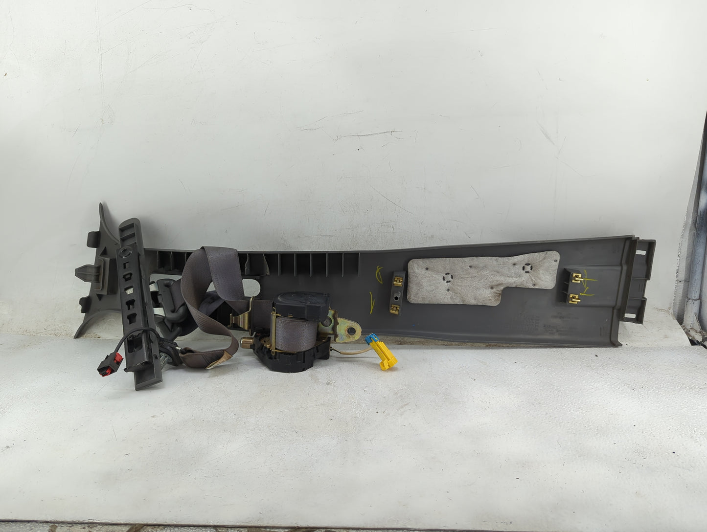 2004-2007 Jeep Liberty Passenger Front Seatbelt Retractor Grey - Oemusedautoparts1.com