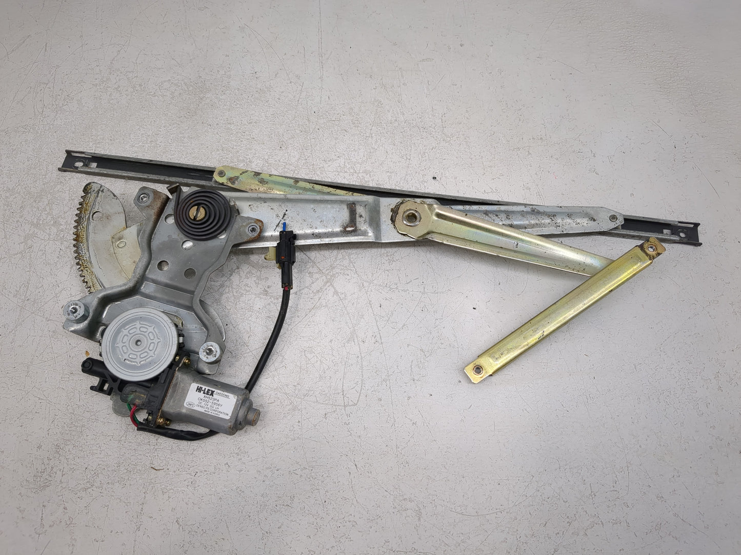 2002-2005 Kia Sedona Driver Left Front Window Regulator - Oemusedautoparts1.com