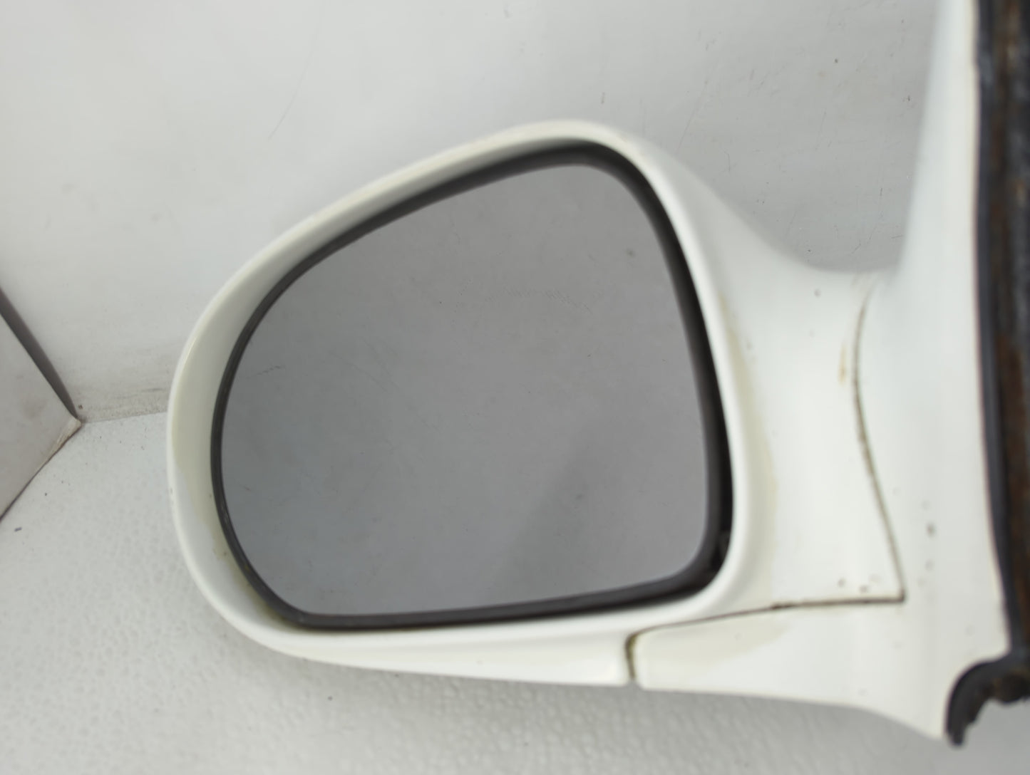2002-2005 Kia Sedona Driver Left Side View Manual Door Mirror White - Oemusedautoparts1.com