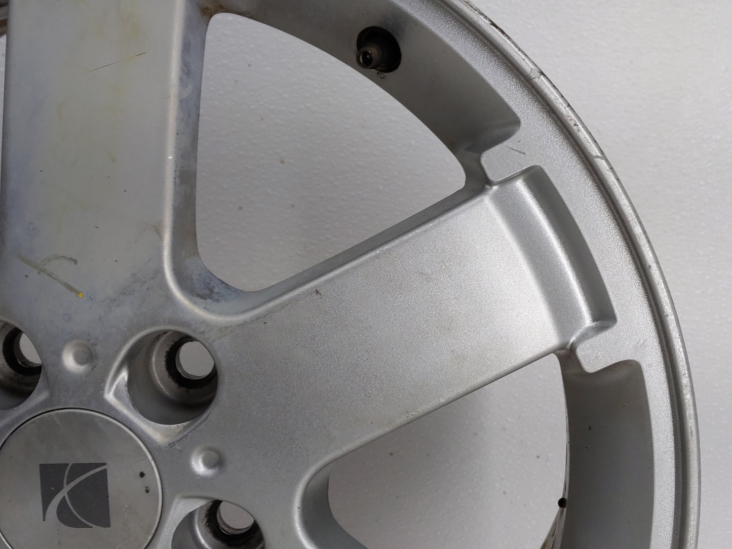 2005-2005 Saturn Relay Oem Wheel Rim 832726 - Oemusedautoparts1.com