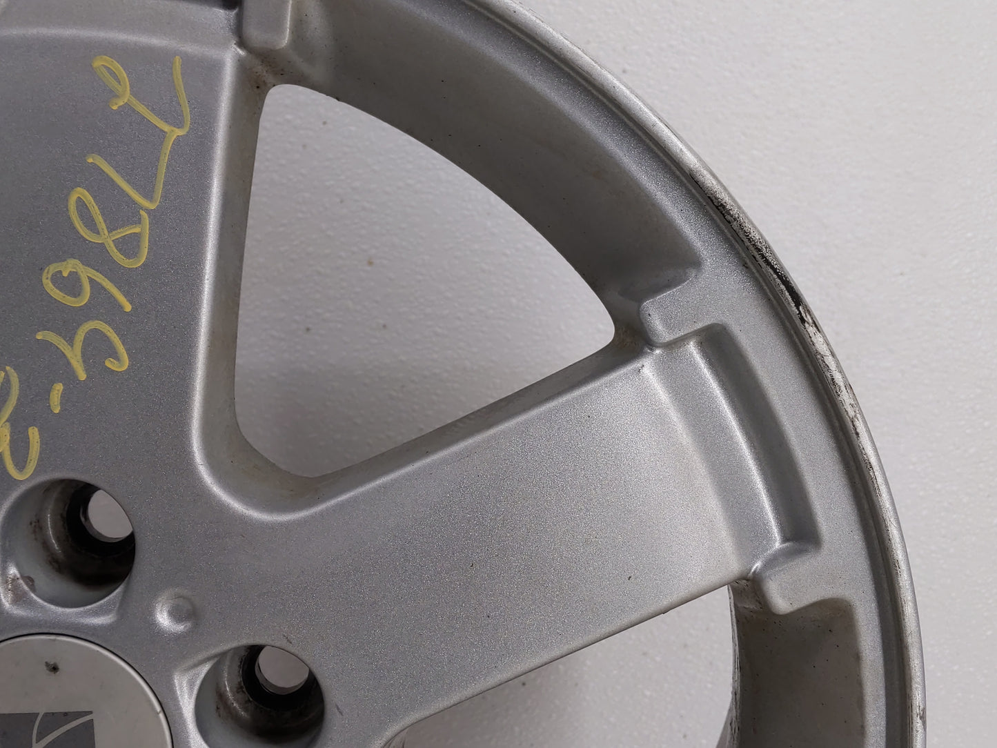2005-2005 Saturn Relay Oem Wheel Rim 832727 - Oemusedautoparts1.com