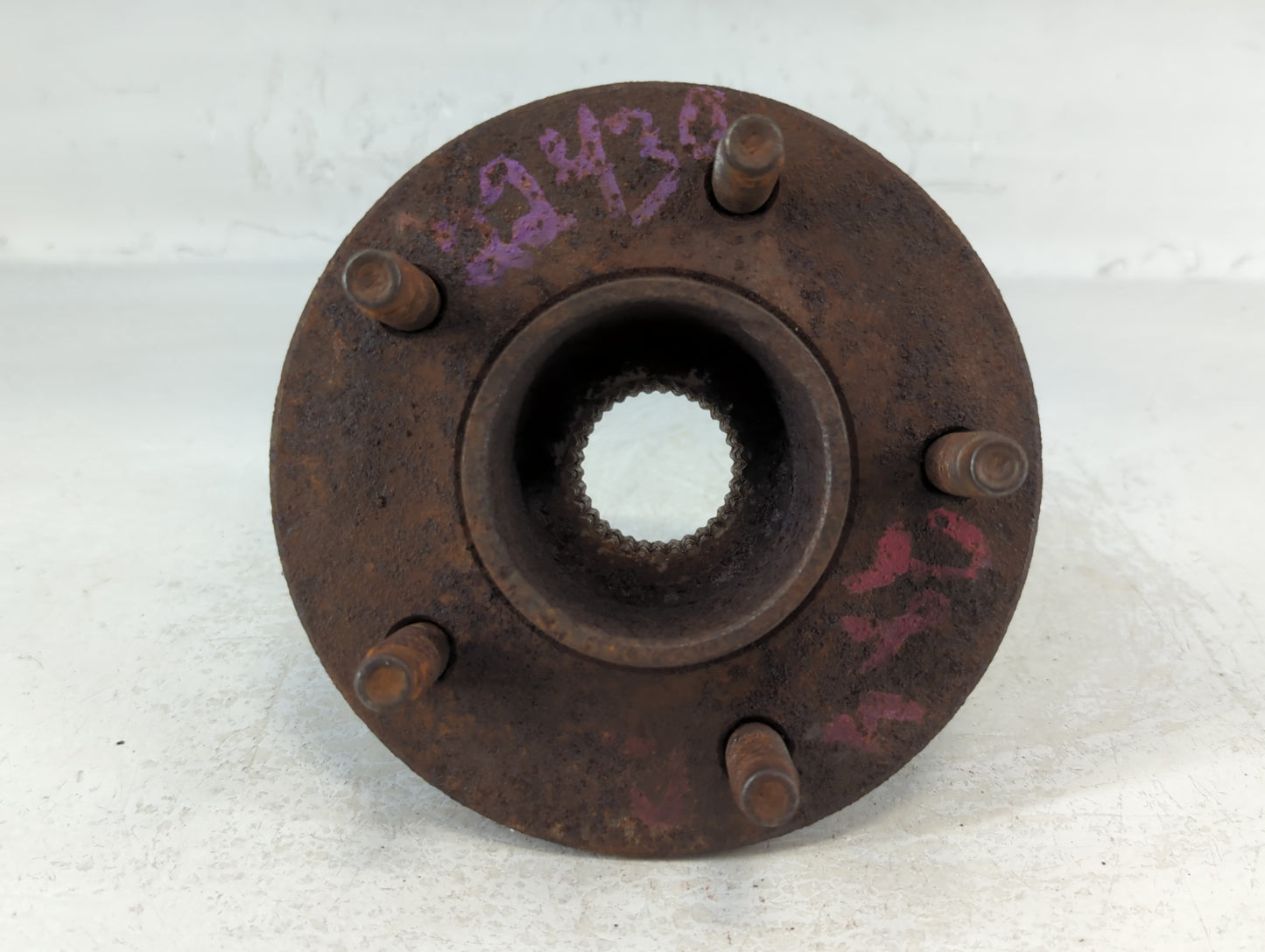 2002-2007 Saturn Vue Driver Front Wheel Hub Oem 700714 - Oemusedautoparts1.com