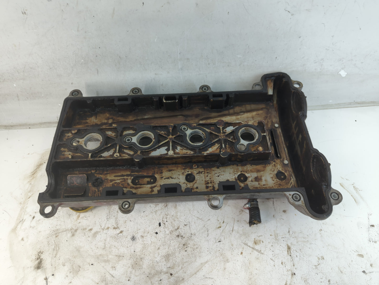 2005 Saturn Vue Driver Left Cylinder Head Valve Cover P/N:24426736 24 426 736 Fits OEM Used Auto Parts - Oemusedautoparts1.c
