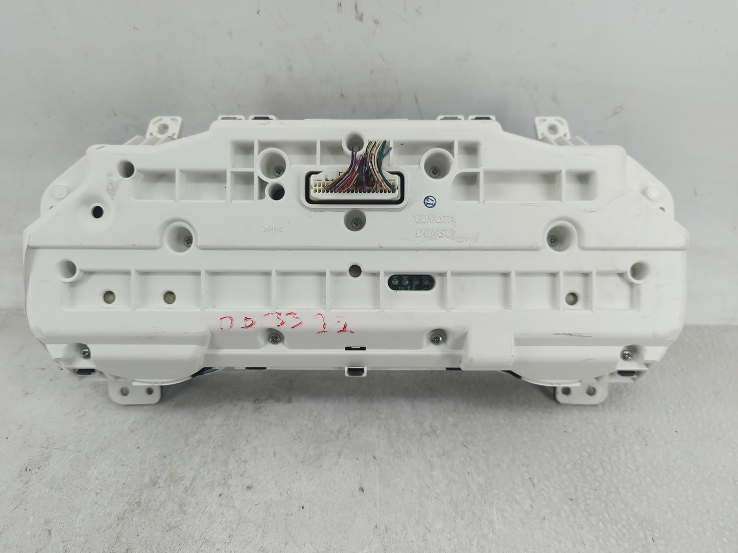 2004-2005 Toyota Sienna Instrument Cluster Speedometer Gauges P/N:83800-08141-00 Fits Fits 2004 2005 OEM Used Auto Parts - O