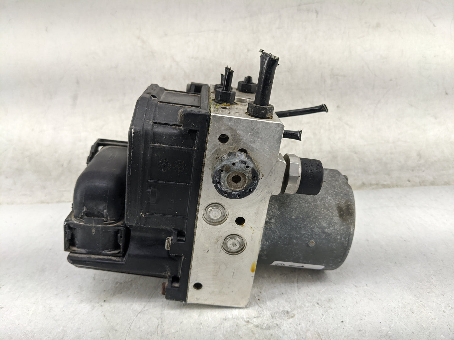 2006 Audi A4 Quattro ABS Pump Control Module Replacement P/N:8E0614517A 0265225045, 0265950012 Fits OEM Used Auto Parts - Oe