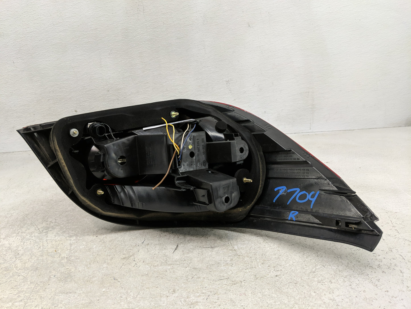 2004-2007 Bmw 525i Tail Light Assembly Passenger Right OEM P/N:2VP 008 679 6 910 798 Fits Fits 2004 2005 2006 2007 OEM Used