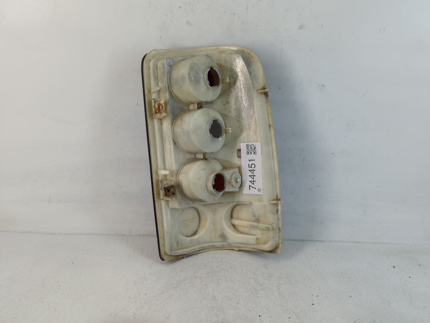 2004-2006 Chevrolet Suburban 1500 Tail Light Assembly Driver Left OEM P/N:T C2016B Fits Fits 2004 2005 2006 OEM Used Auto Pa