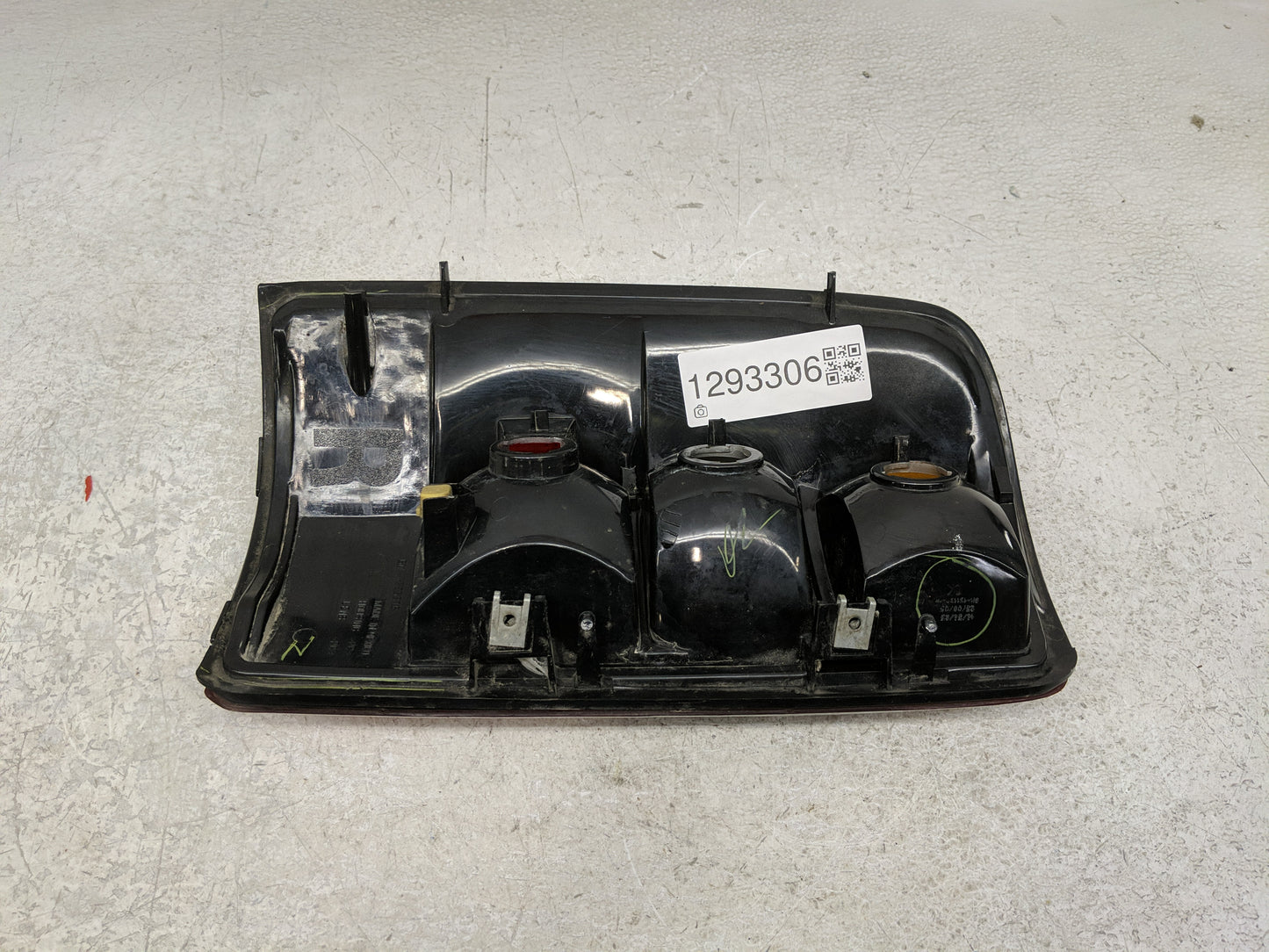 2004-2006 Chevrolet Tahoe Tail Light Assembly Passenger Right OEM P/N:16525376 A Fits Fits 2004 2005 2006 OEM Used Auto Part