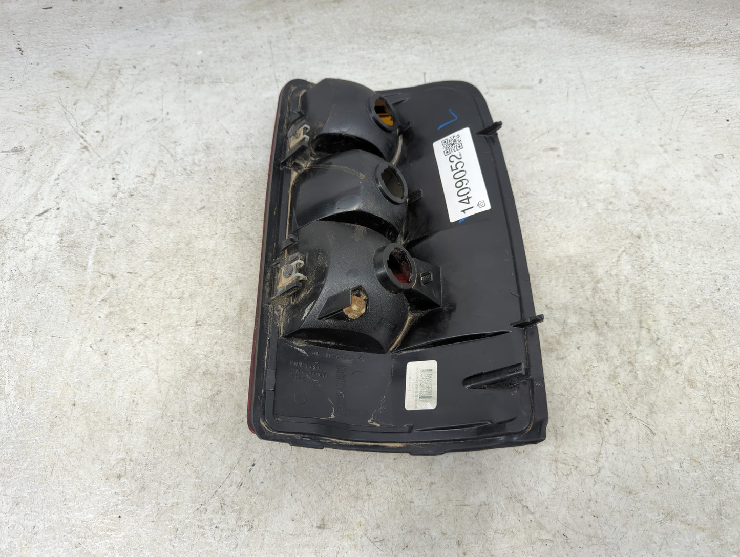 2004-2006 Chevrolet Tahoe Tail Light Assembly Driver Left OEM P/N:16525375A Fits Fits 2004 2005 2006 OEM Used Auto Parts - O