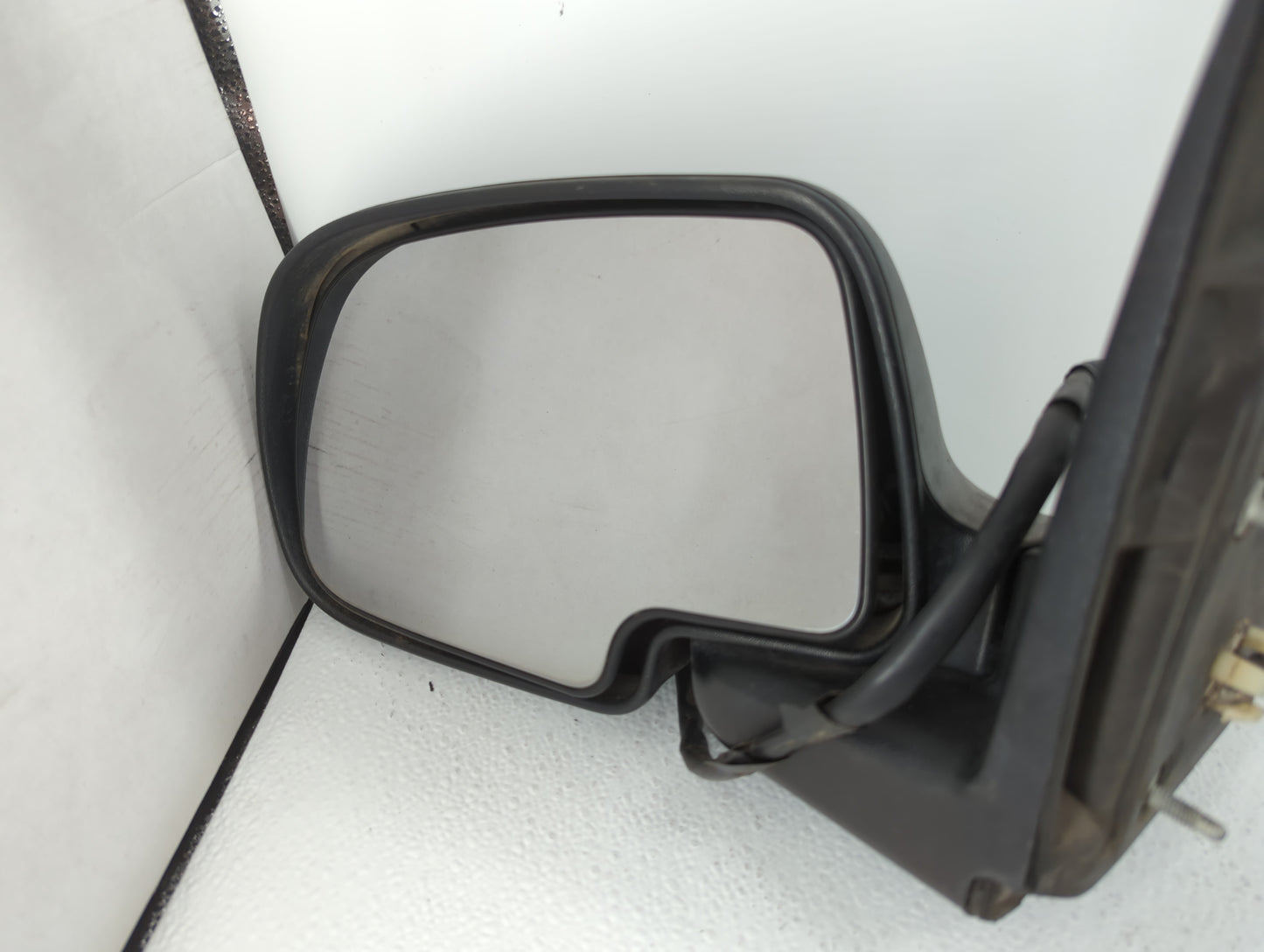 2003-2006 Chevrolet Tahoe Driver Left Side View Manual Door Mirror Black - Oemusedautoparts1.com