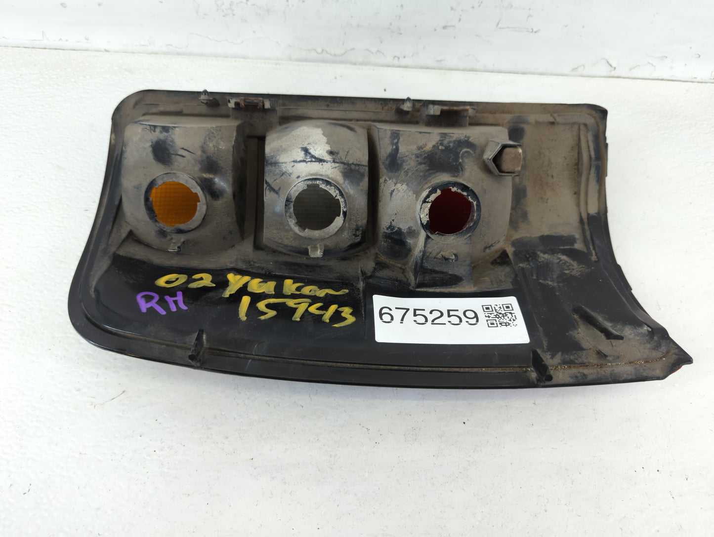 2004-2006 Chevrolet Tahoe Tail Light Assembly Passenger Right OEM P/N:16525376 Fits Fits 2004 2005 2006 OEM Used Auto Parts