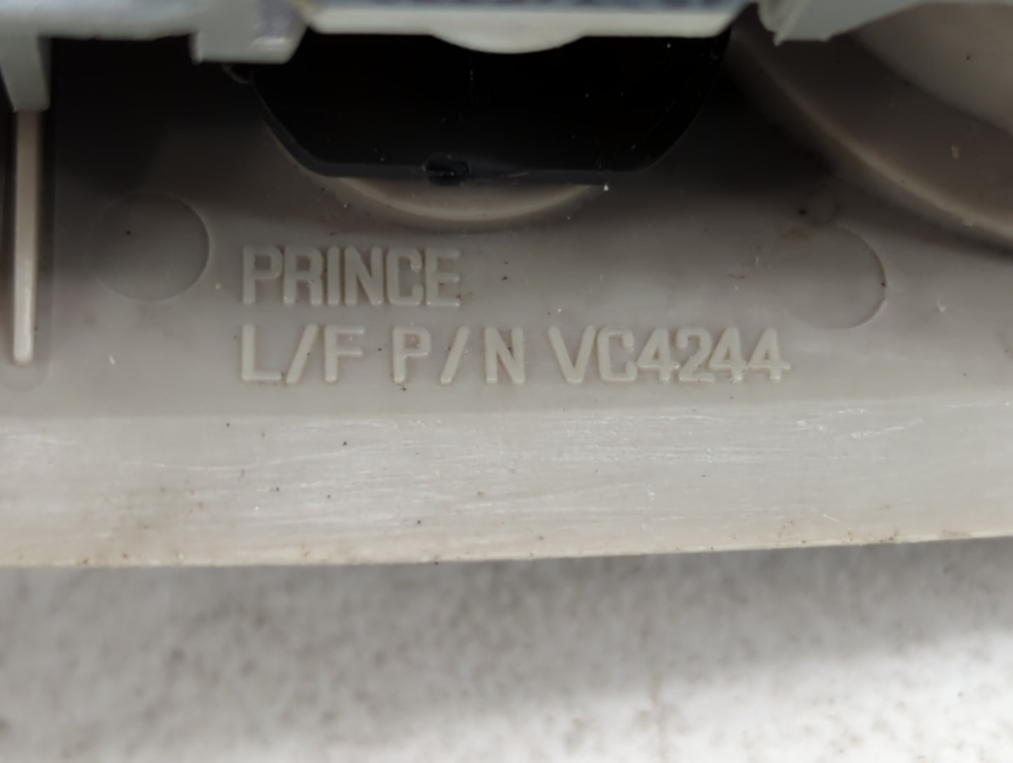 2006 Chevrolet Tahoe Overhead Roof Console - Oemusedautoparts1.com