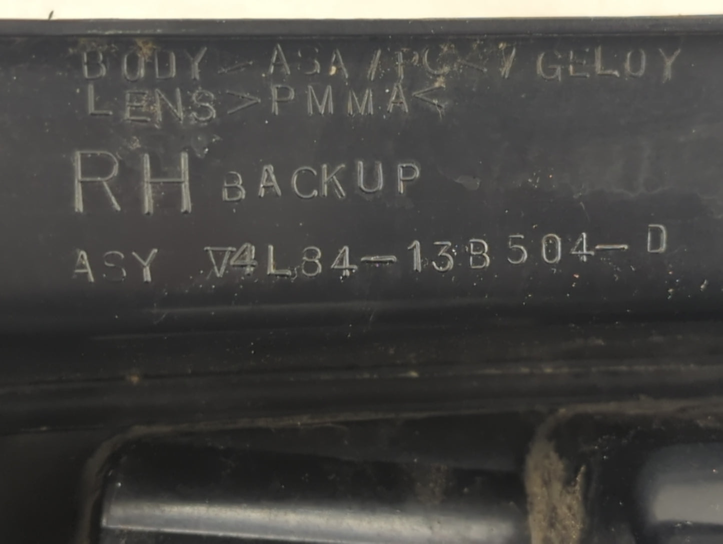 2001-2007 Ford Escape Tail Light Assembly Passenger Right OEM P/N:4L84-13B504-D Fits Fits 2001 2002 2003 2004 2005 2006 2007