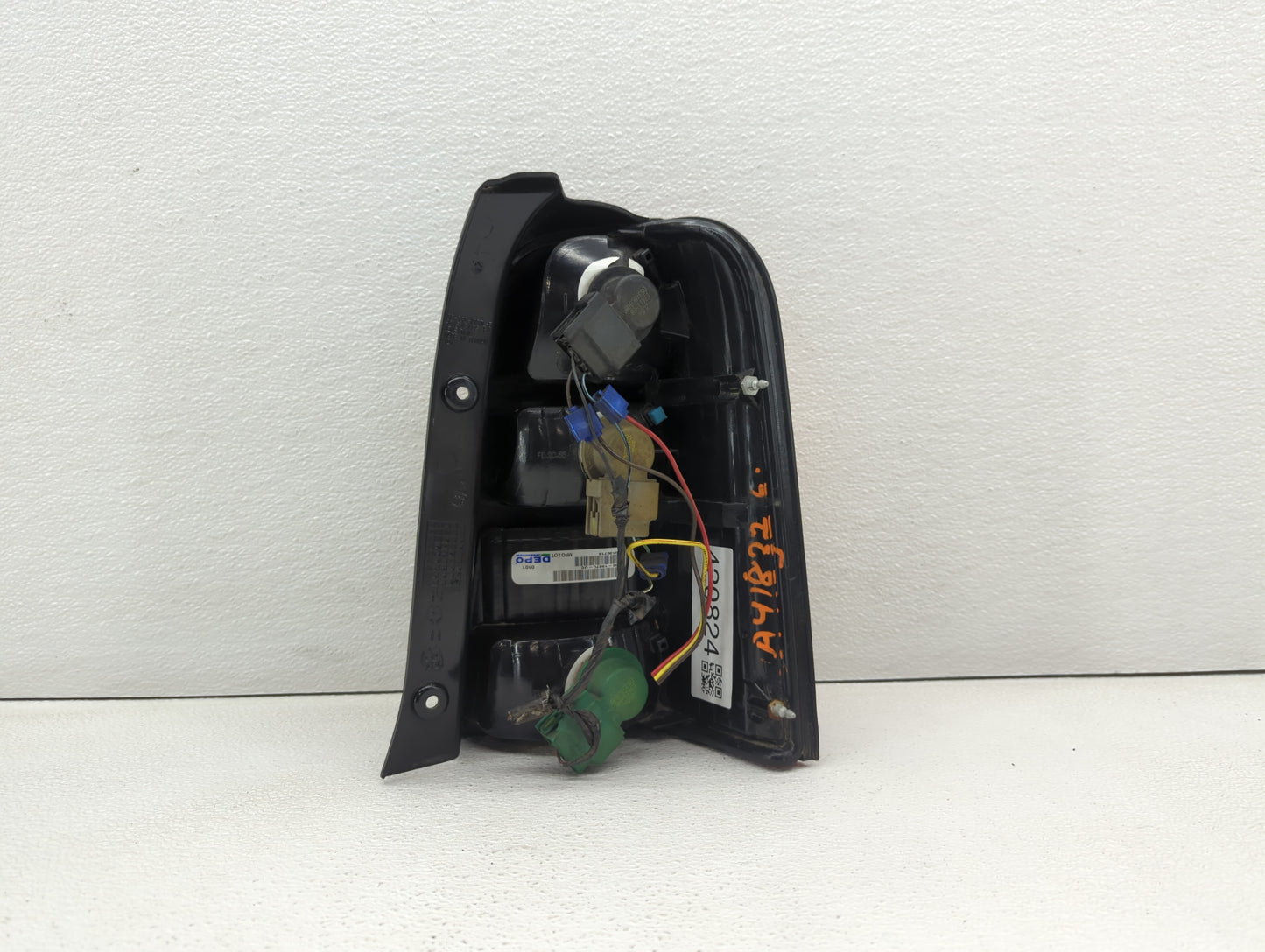 2001-2007 Ford Escape Tail Light Assembly Driver Left OEM P/N:1L84-13B505-D Fits Fits 2001 2002 2003 2004 2005 2006 2007 OEM