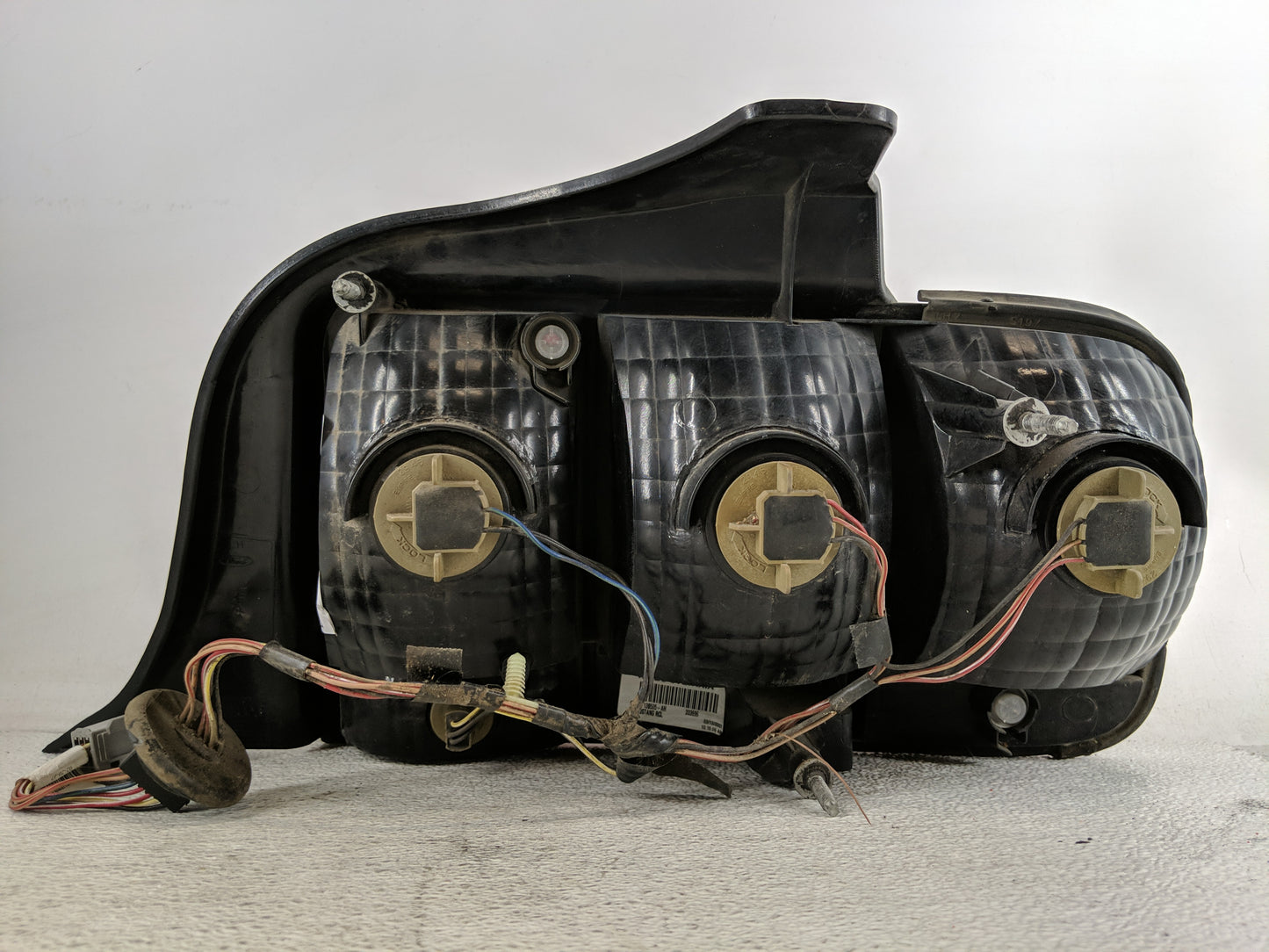 2005-2009 Ford Mustang Tail Light Assembly Driver Left OEM P/N:6R33-13B505-AH Fits Fits 2005 2006 2007 2008 2009 OEM Used Au