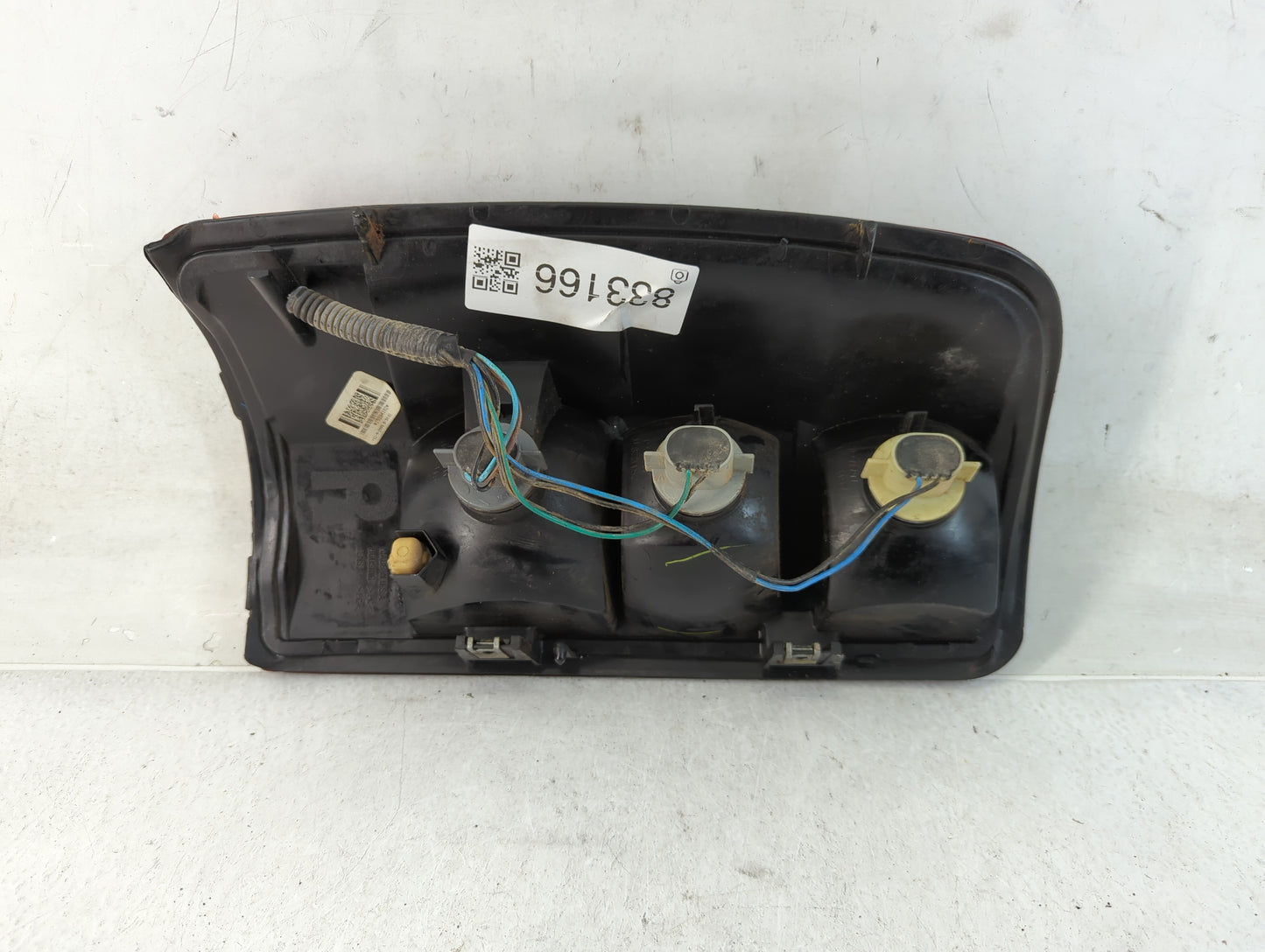 2004-2006 Gmc Yukon Xl 1500 Tail Light Assembly Passenger Right OEM P/N:15224182 Fits Fits 2004 2005 2006 OEM Used Auto Part