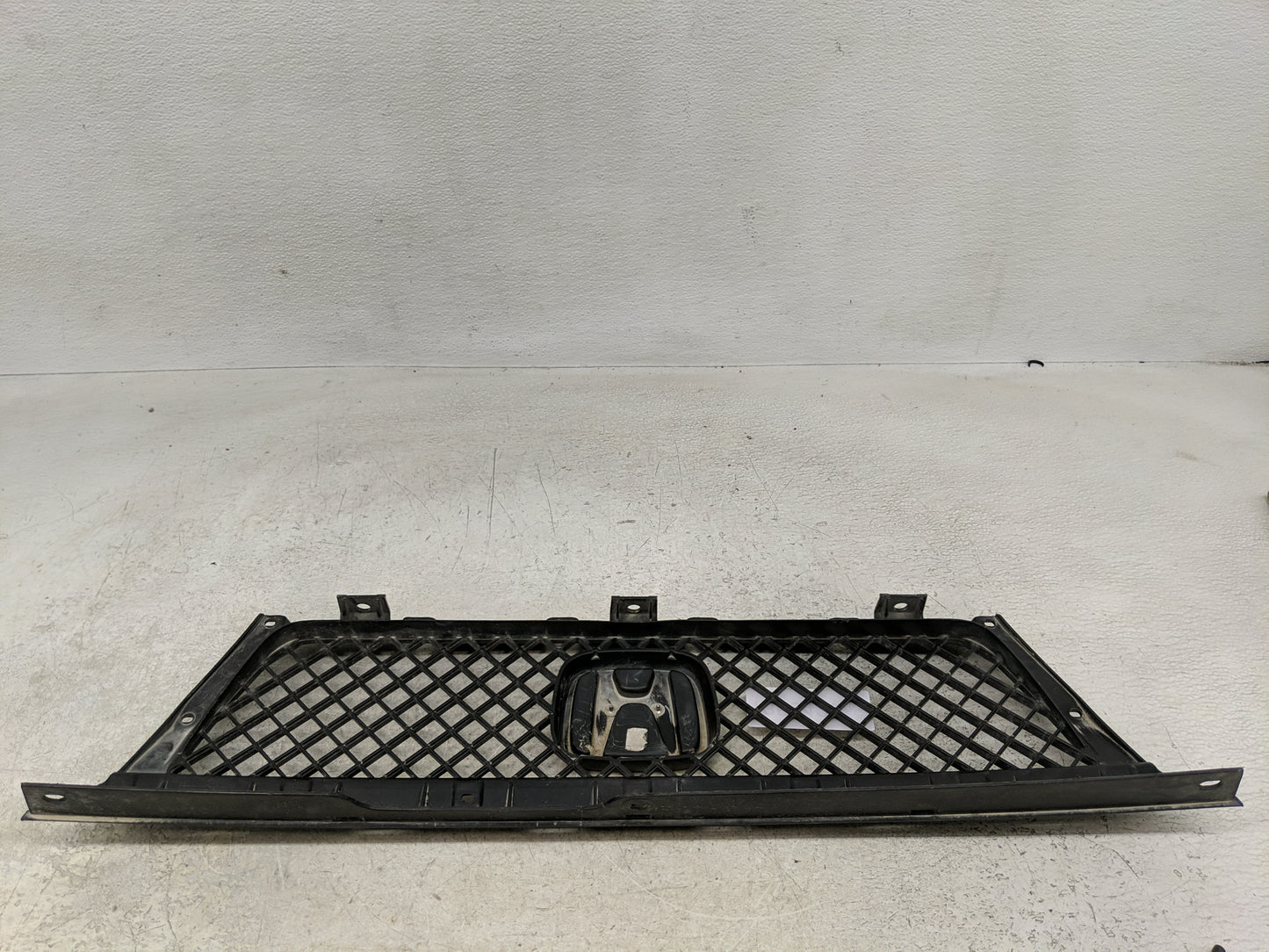 2003-2006 Honda Element Front Grille Bumper Not Included - Oemusedautoparts1.com