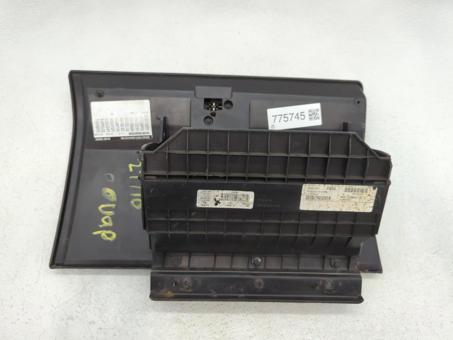 2006 Hummer H3 Passenger Glove Box Door Storage Compartment - Oemusedautoparts1.com