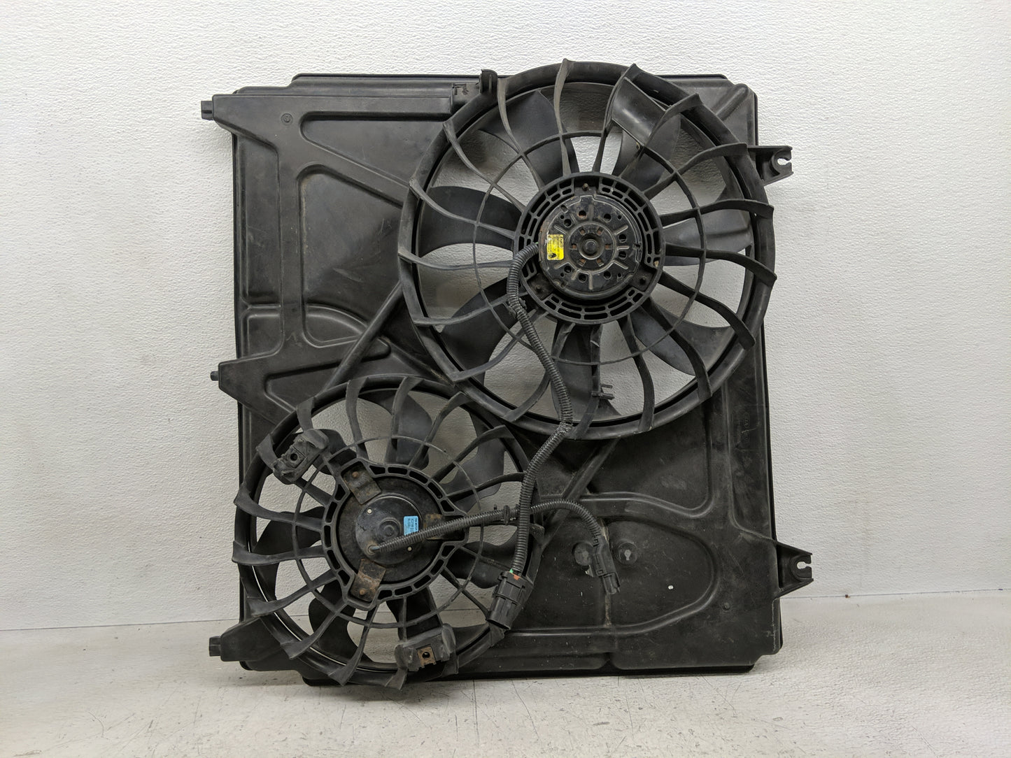 2003-2006 Kia Sorento Electric Radiator Cooling Fan Motor Assembly P/N:253803E600 Fits Fits 2003 2004 2005 2006 OEM Used Aut