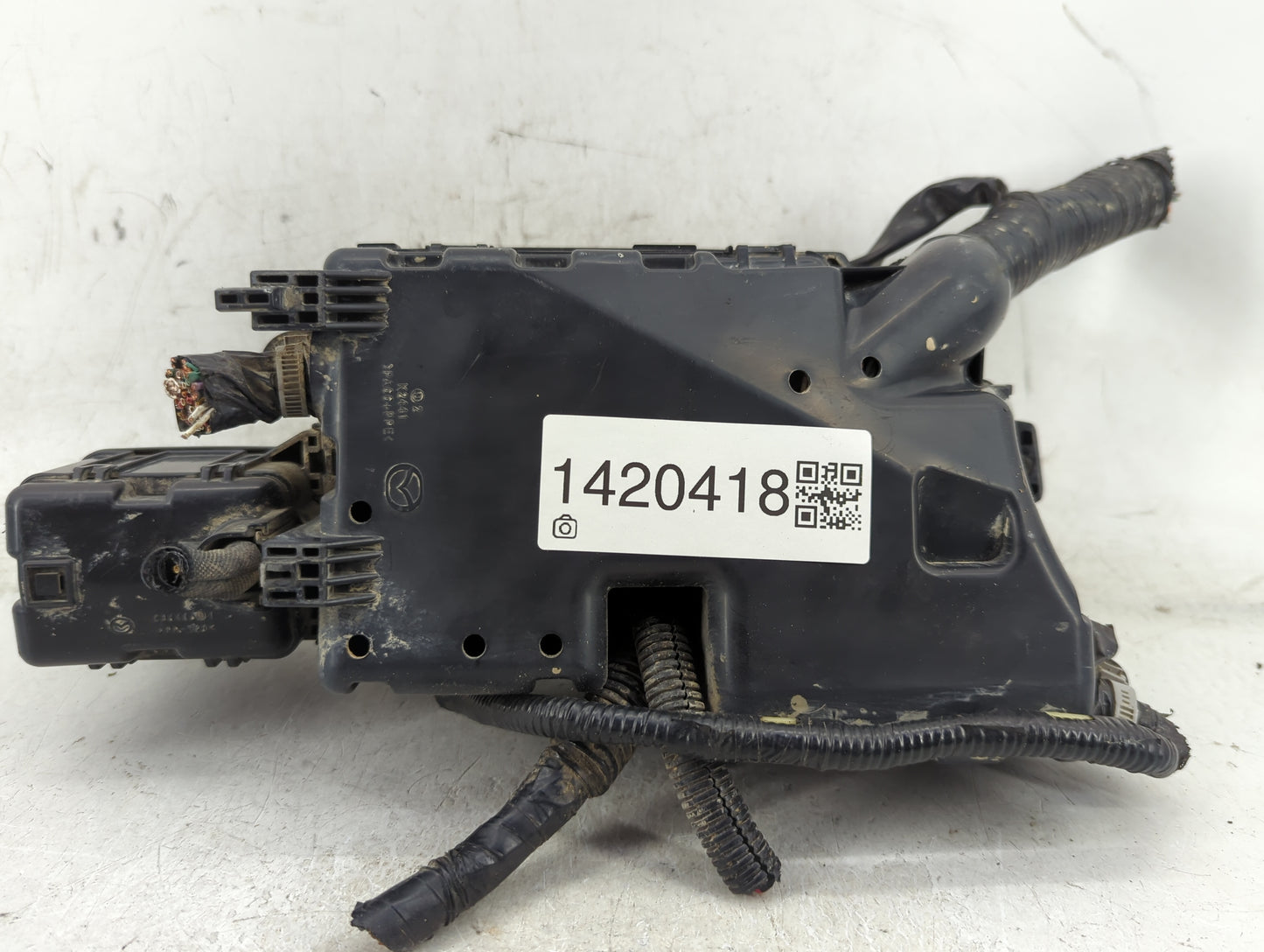 2005-2007 Nissan Armada Fusebox Fuse Box Panel Relay Module P/N:BFD2-66761 Fits Fits 2004 2005 2006 2007 OEM Used Auto Parts