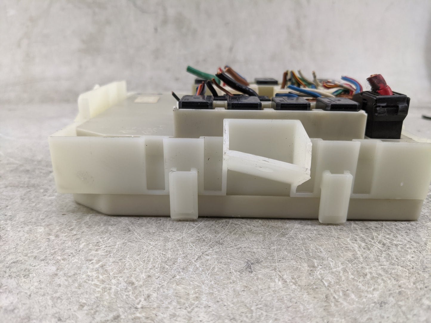 2005-2007 Nissan Armada Fusebox Fuse Box Panel Relay Module P/N:284B67S002 Fits Fits 2004 2005 2006 2007 OEM Used Auto Parts