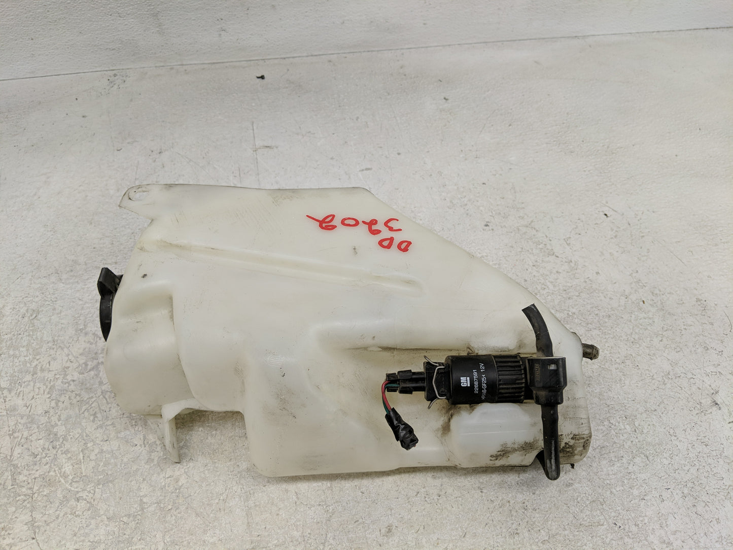 2002-2007 Saturn Vue Windshield Washer Fluid Reservoir Bottle Oem - Oemusedautoparts1.com
