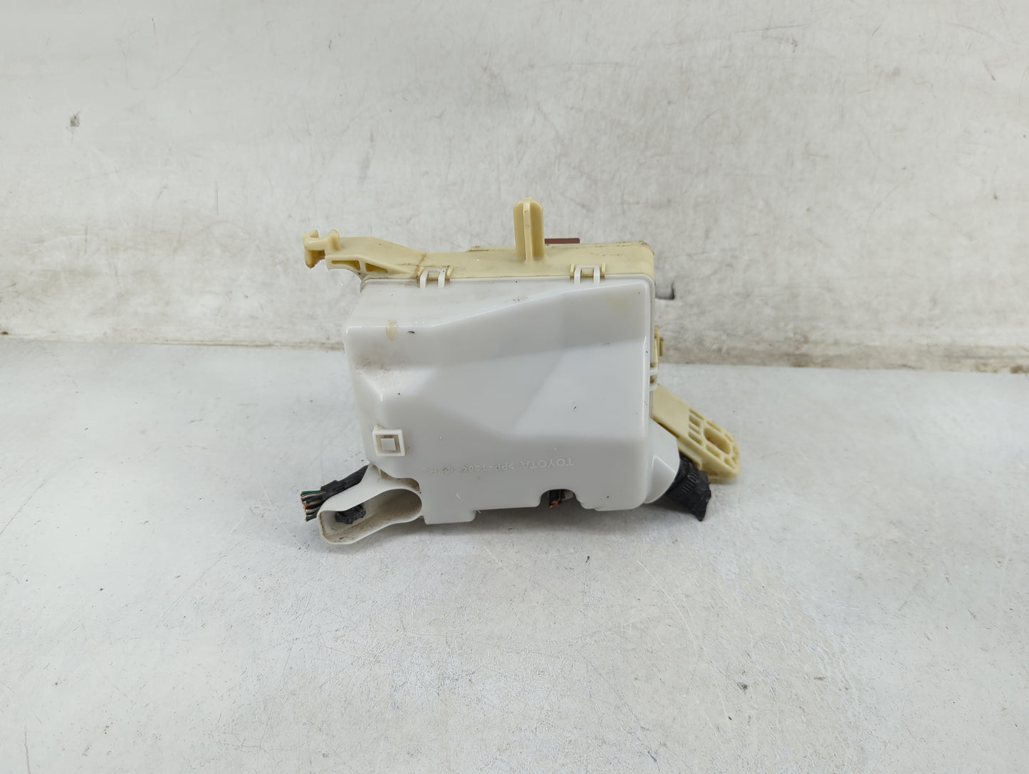 2004-2006 Scion Xb Fusebox Fuse Box Panel Relay Module Fits Fits 2004 2005 2006 OEM Used Auto Parts - Oemusedautoparts1.com