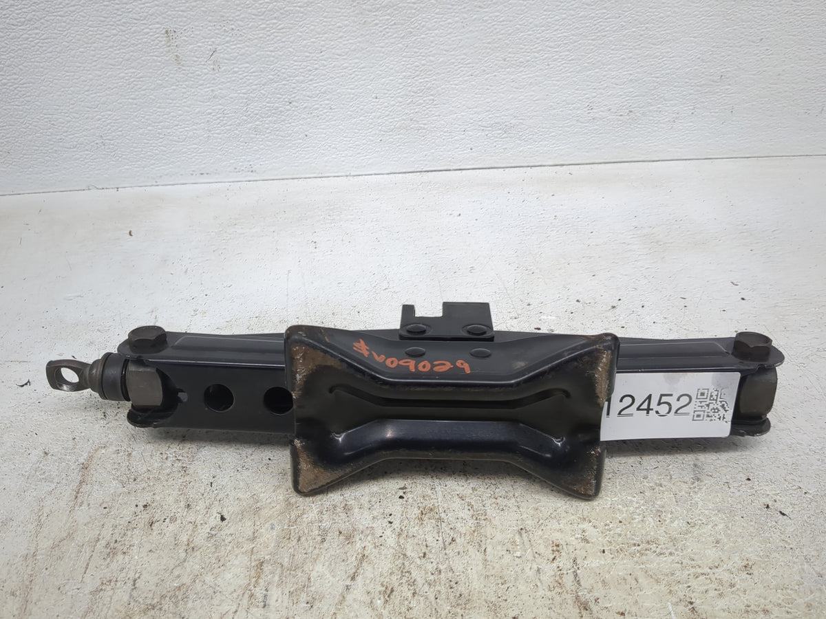 2006 Suzuki Reno Spare Scissor Car Jack - Oemusedautoparts1.com