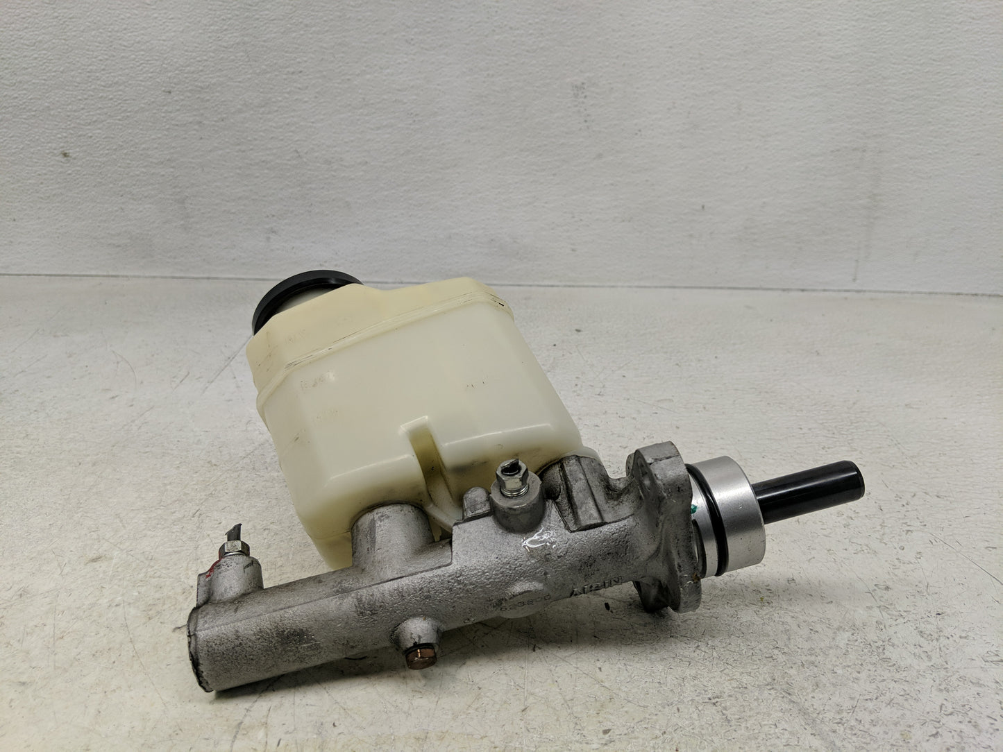 2005-2006 Toyota Camry Brake Master Cylinder 1300391 - Oemusedautoparts1.com
