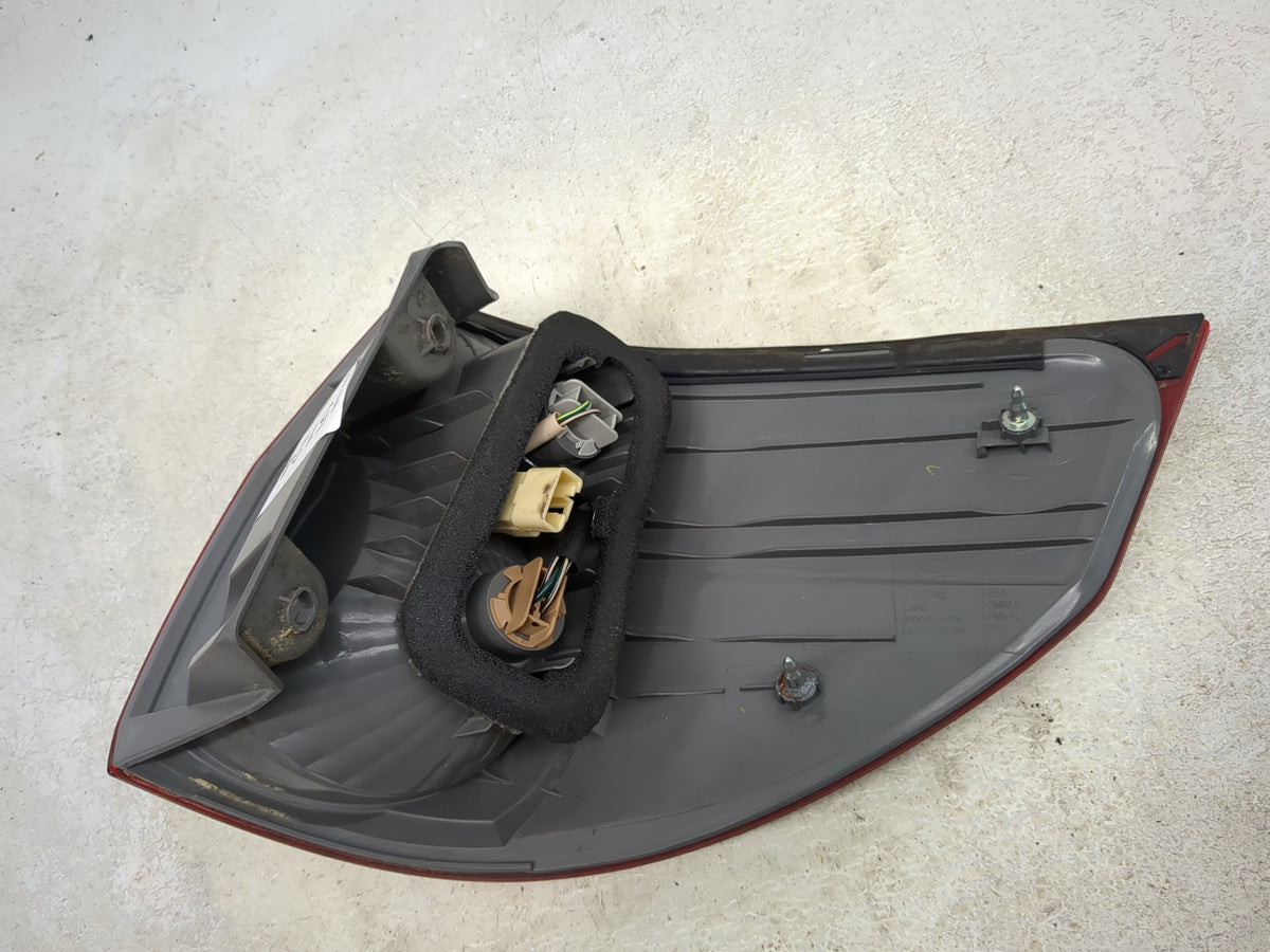 2006-2010 Toyota Sienna Tail Light Assembly Driver Left OEM Fits Fits 2006 2007 2008 2009 2010 OEM Used Auto Parts - Oemused