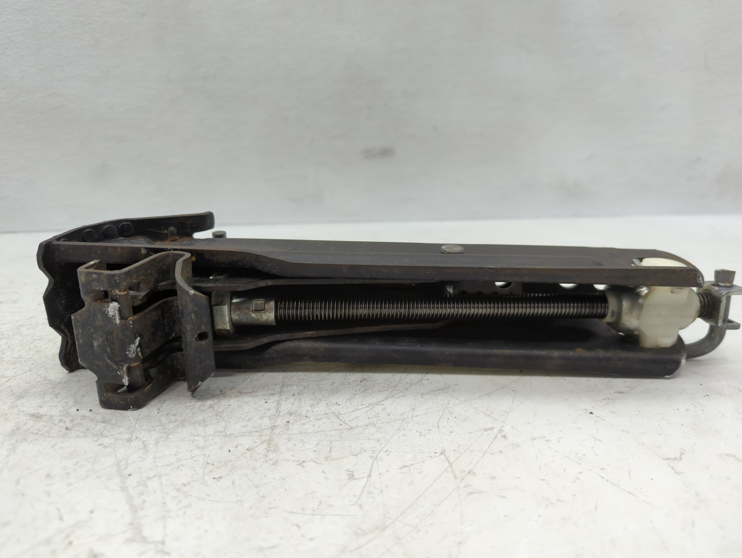 2006 Volkswagen Passat Spare Scissor Car Jack - Oemusedautoparts1.com