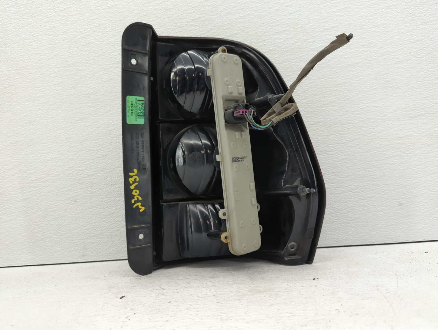 2002-2009 Chevrolet Trailblazer Tail Light Assembly Driver Left OEM P/N:15097513 16532713 Fits OEM Used Auto Parts - Oemused