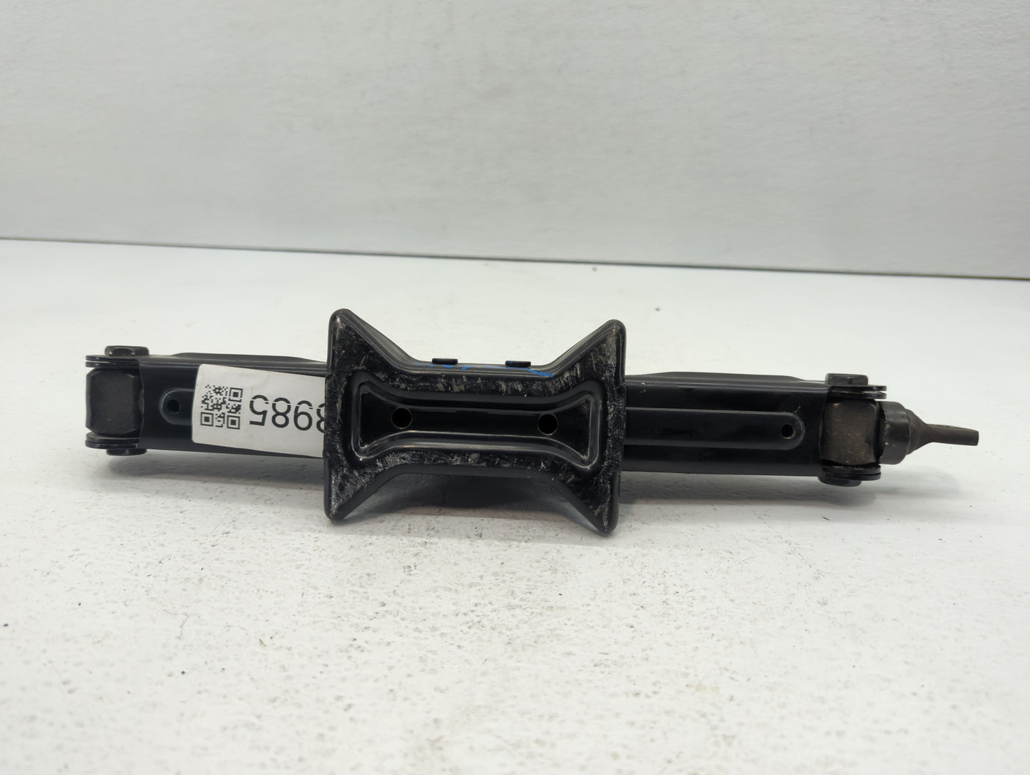 2007 Hyundai Sonata Spare Scissor Car Jack 498985 - Oemusedautoparts1.com