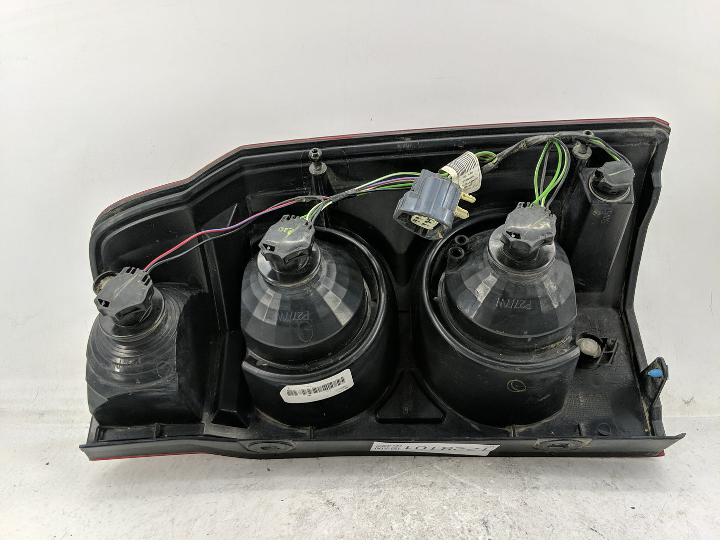 2006-2010 Jeep Commander Tail Light Assembly Driver Left OEM P/N:55396459AH Fits Fits 2006 2007 2008 2009 2010 OEM Used Auto