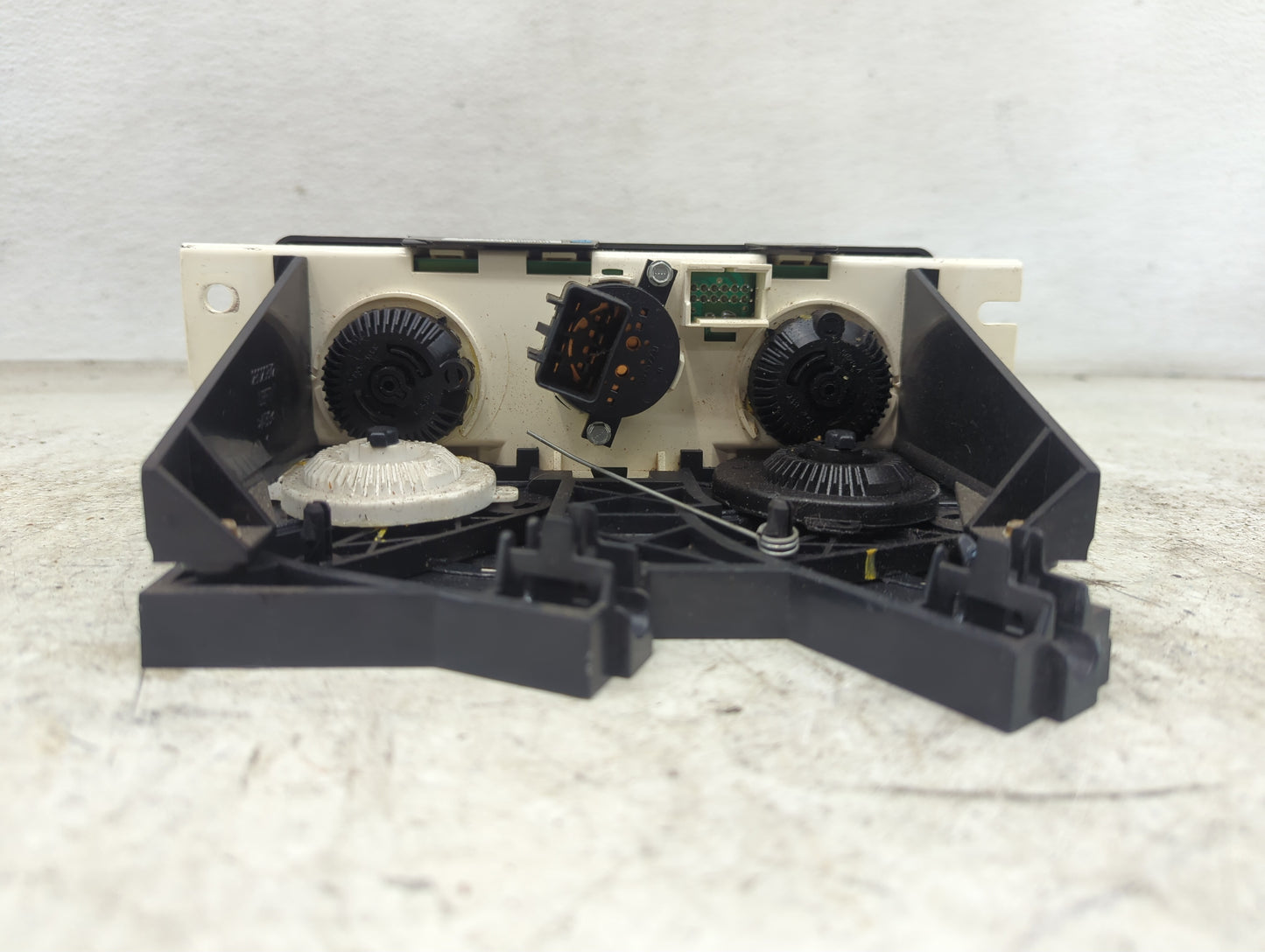 2006-2007 Saturn Ion Climate Control Module Temperature AC/Heater Replacement P/N:15806918 Fits Fits 2006 2007 OEM Used Auto
