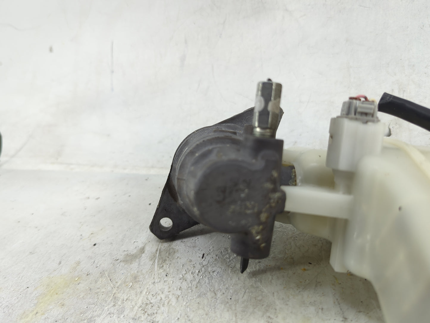 2005-2007 Toyota Avalon Brake Master Cylinder 1490870 - Oemusedautoparts1.com