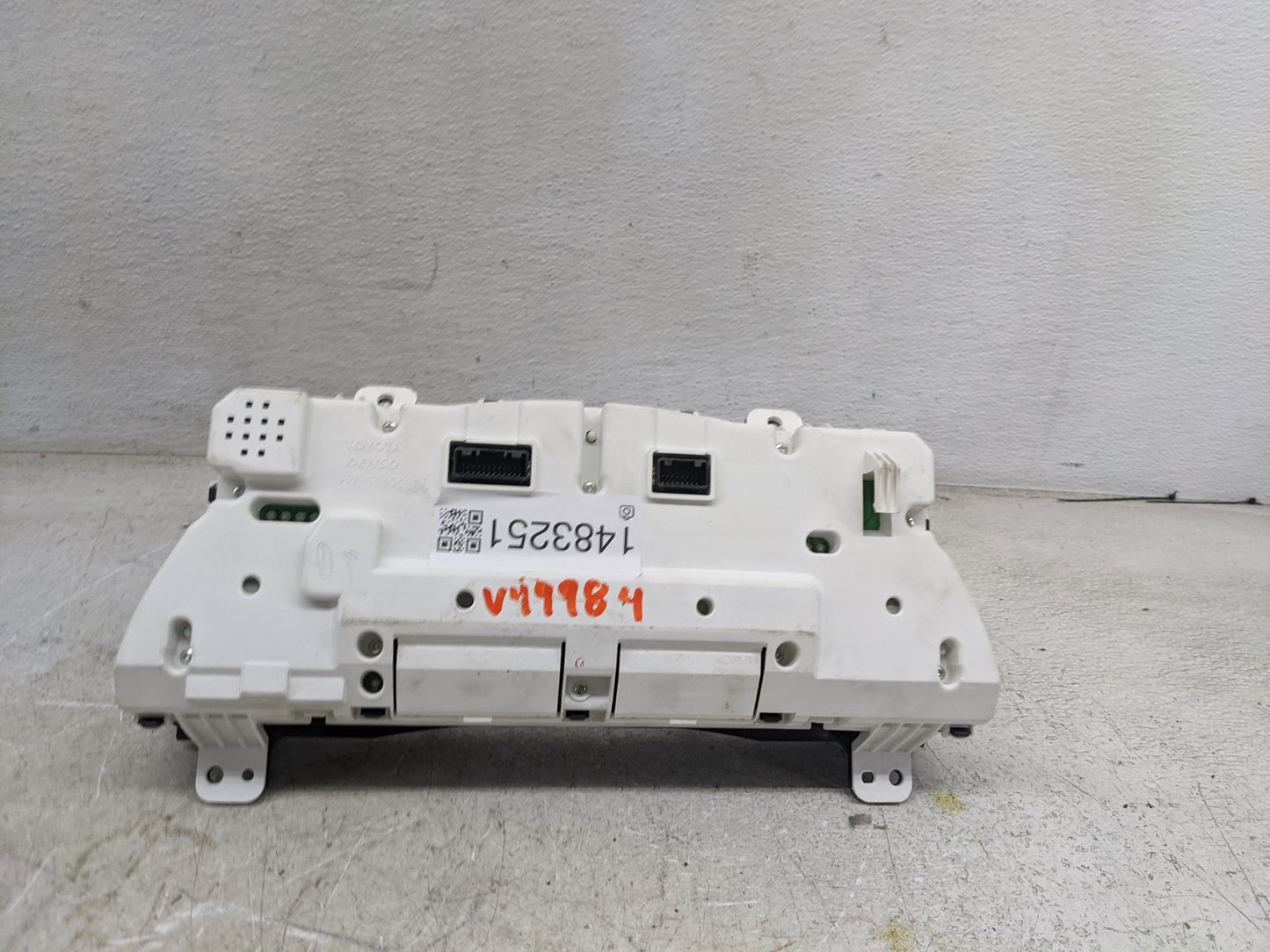 2007 Toyota Camry Instrument Cluster Speedometer Gauges P/N:83800-0Q060-00 TN257430-8752 Miles: Fits OEM Used Auto Parts - O