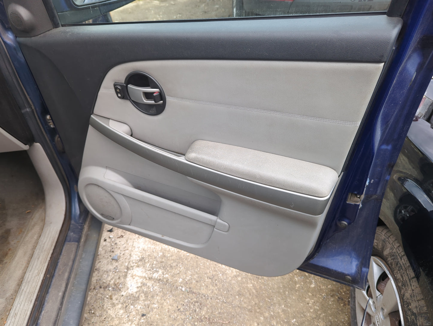2008 Chevrolet Equinox Front Right Passenger Interior Door Panel Trim - Oemusedautoparts1.com