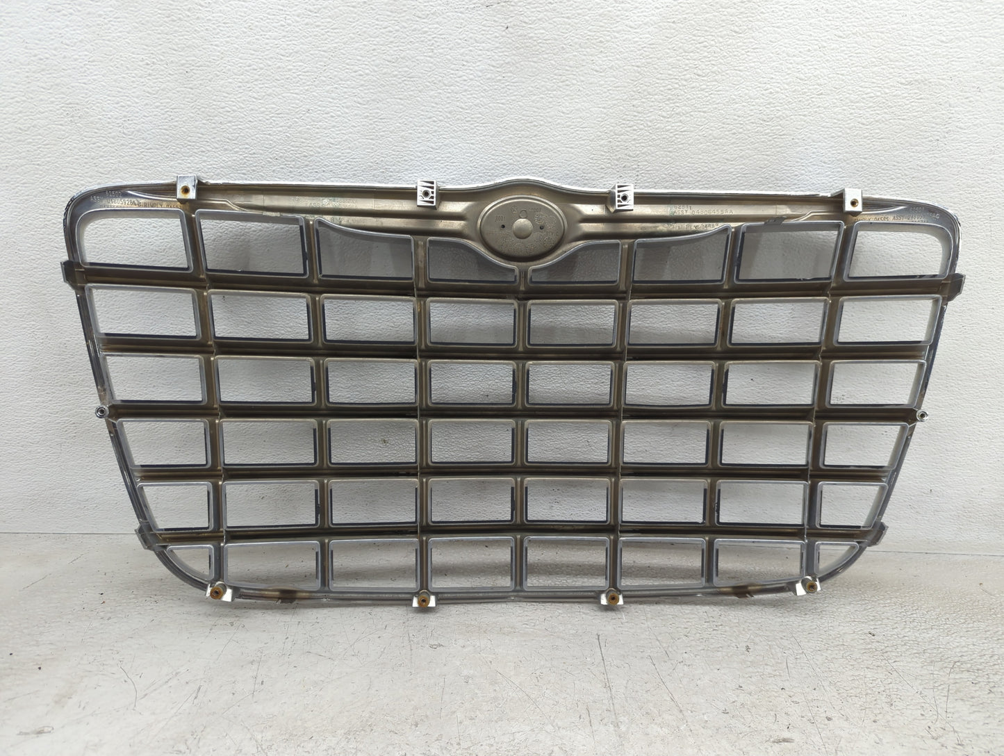 2005-2010 Chrysler 300 Front Grille Bumper Not Included - Oemusedautoparts1.com