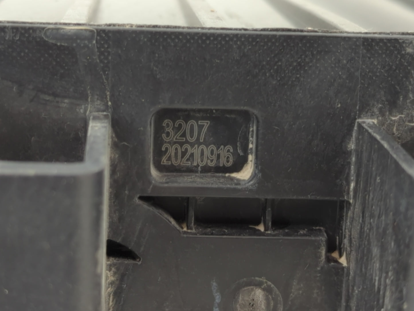 2008 Chrysler Aspen Fuel Vapor Charcoal Canister - Oemusedautoparts1.com
