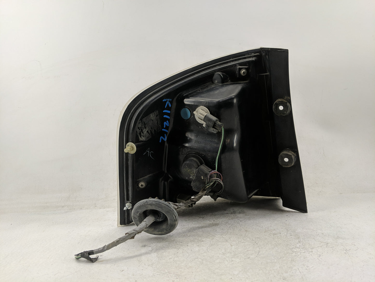 2007-2010 Ford Edge Tail Light Assembly Passenger Right OEM P/N:9T4J 13B504 A Fits Fits 2007 2008 2009 2010 OEM Used Auto Pa