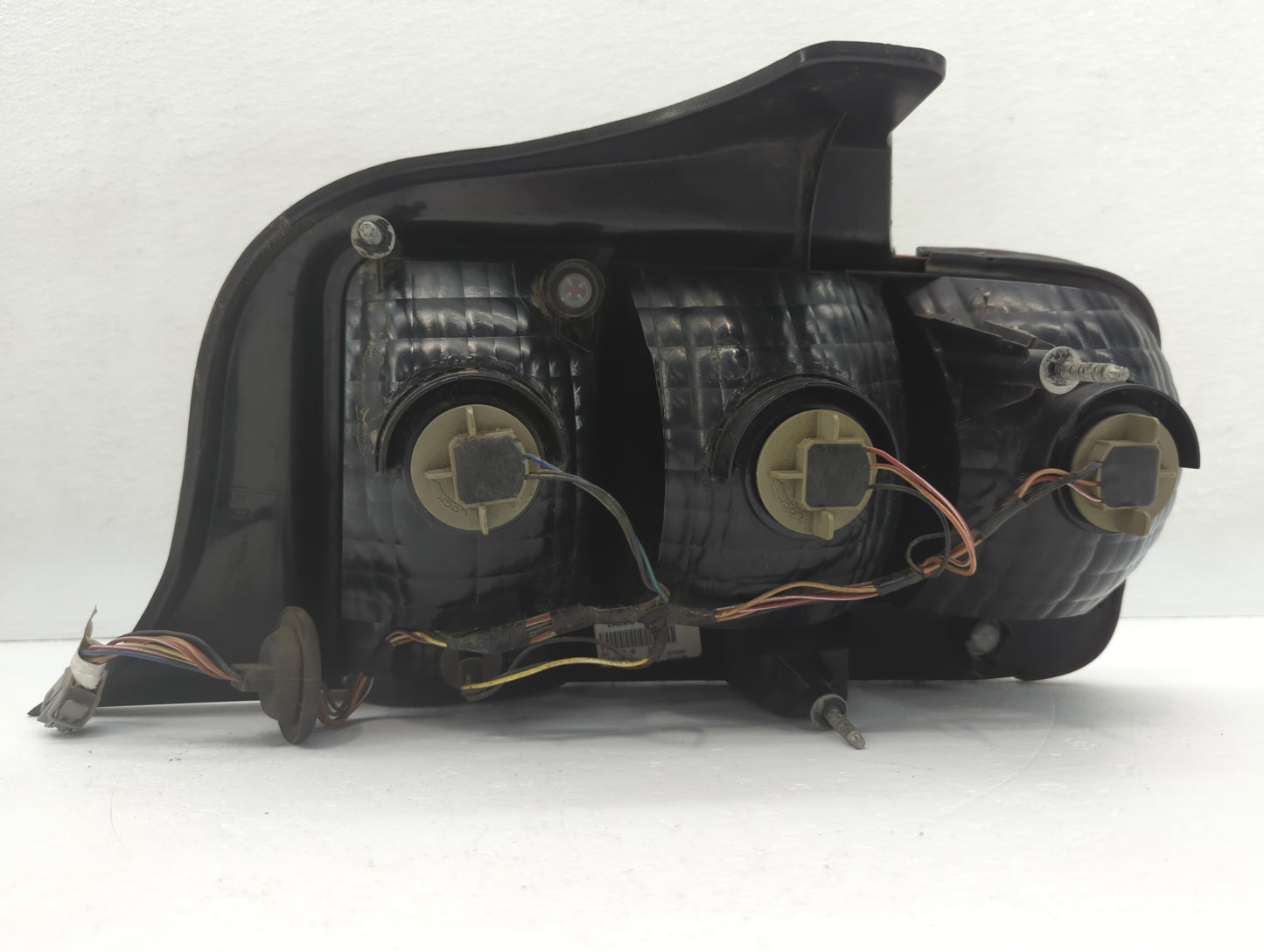 2005-2009 Ford Mustang Tail Light Assembly Driver Left OEM P/N:8R33-13B505-AB Fits Fits 2005 2006 2007 2008 2009 OEM Used Au