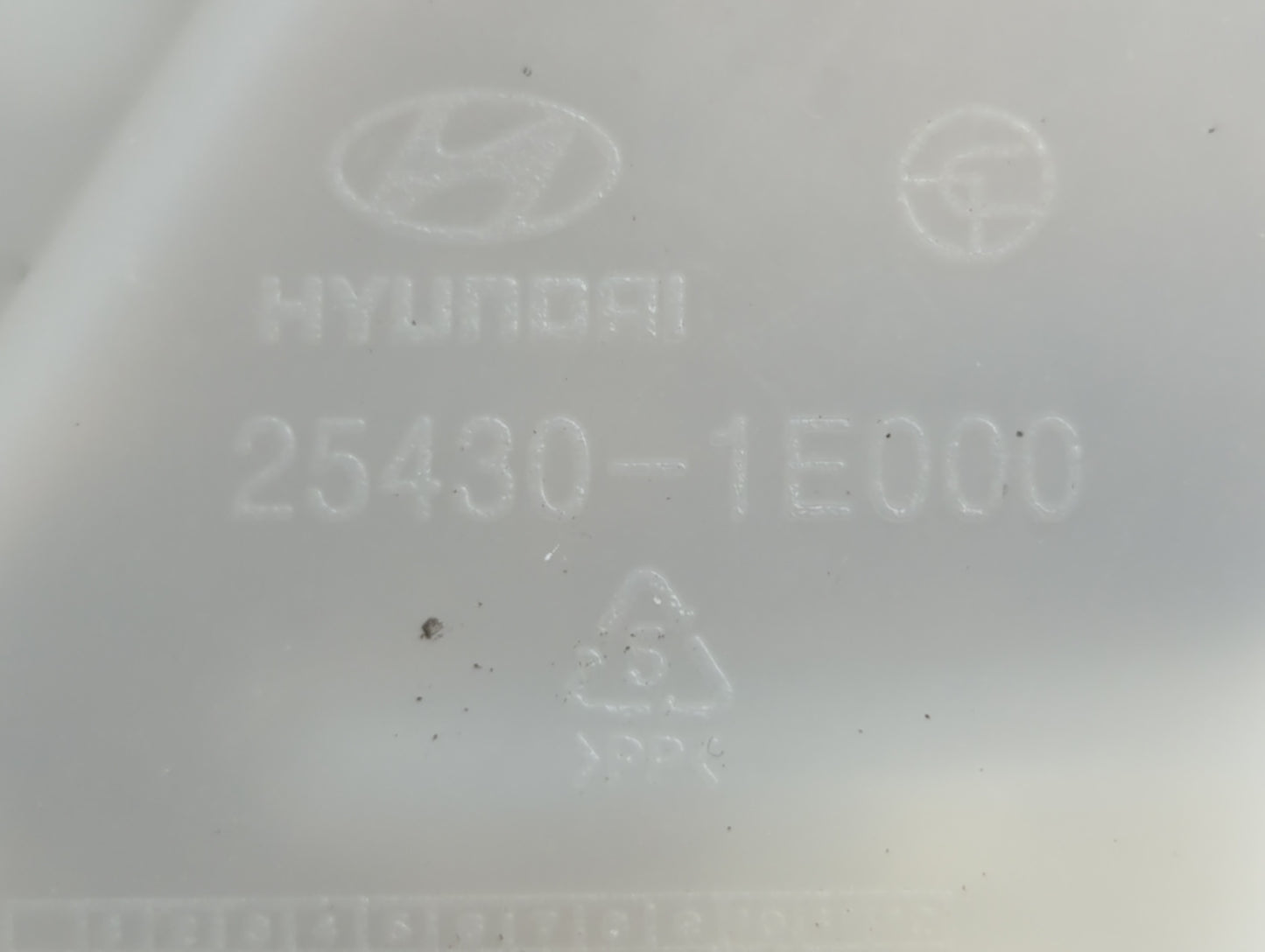 2006-2011 Hyundai Accent Windshield Washer Fluid Reservoir Bottle Oem - Oemusedautoparts1.com