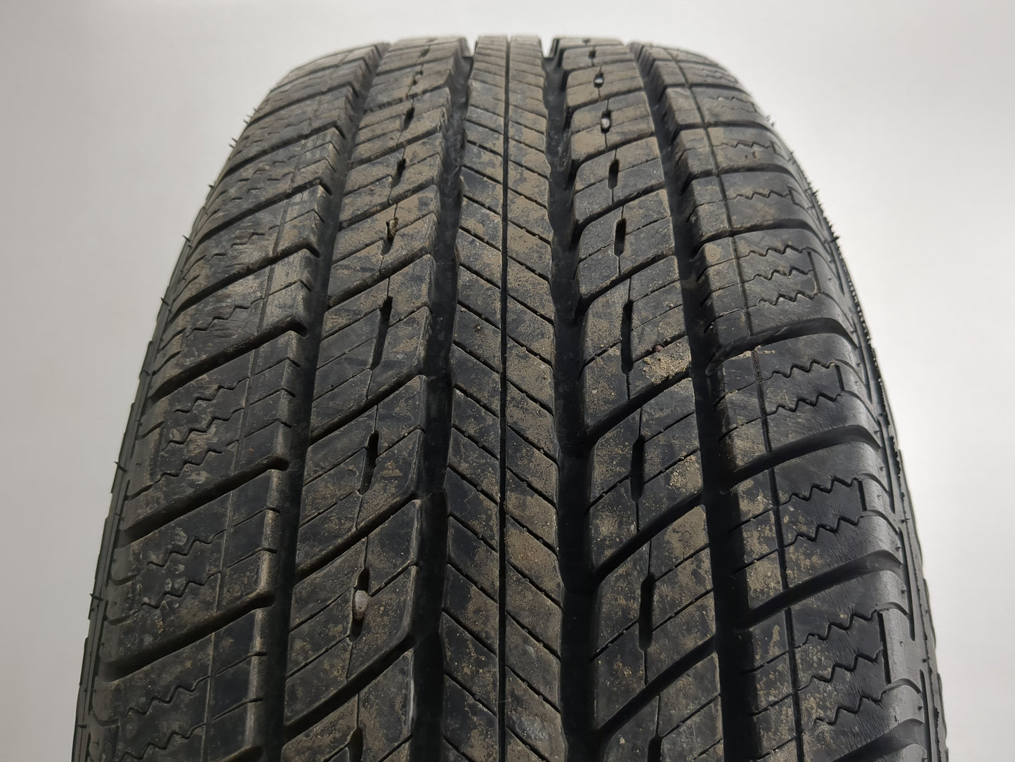Used Tire 205/60R16 UNIROYAL TIGER PAW TOURING A/S 92H - Tread Depth 12/32 - Oemusedautoparts1.com