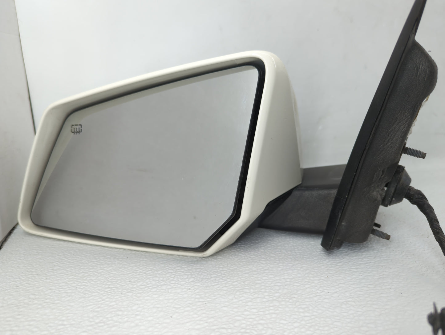 2008 Saturn Outlook Driver Side View Mirror - Left Door Mirror OEM Used - Oemusedautoparts1.com