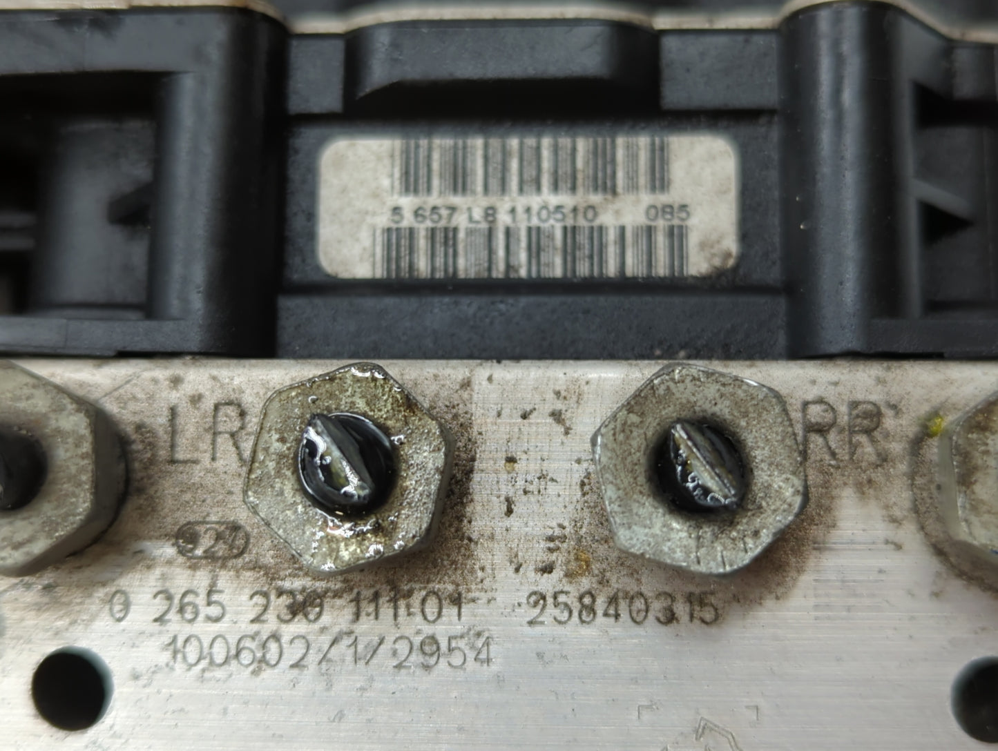 2008 Saturn Outlook ABS Pump Control Module Replacement P/N:25821433 Fits OEM Used Auto Parts - Oemusedautoparts1.com