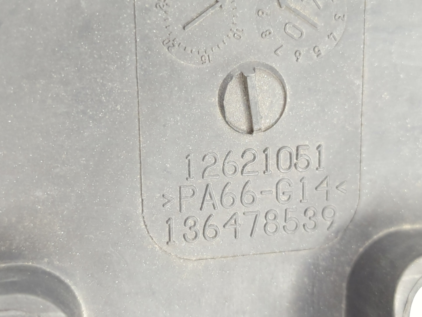 2009 Cadillac Escalade Engine Cover - Oemusedautoparts1.com