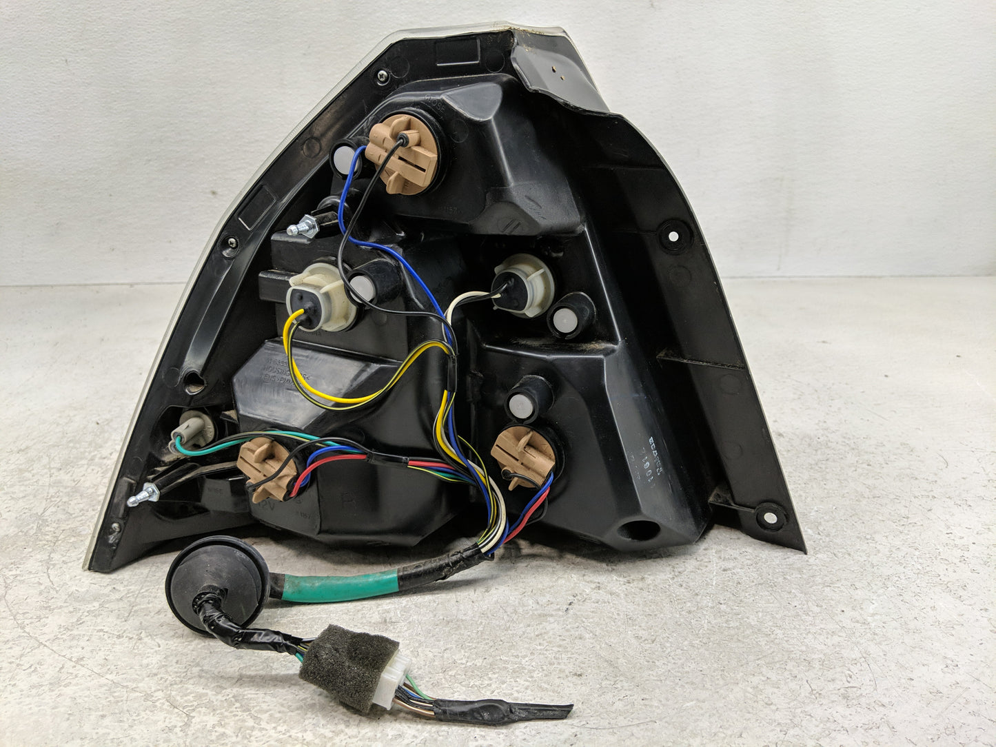 2009-2011 Chevrolet Aveo Tail Light Assembly Passenger Right OEM P/N:11-6333B Fits Fits 2009 2010 2011 OEM Used Auto Parts -